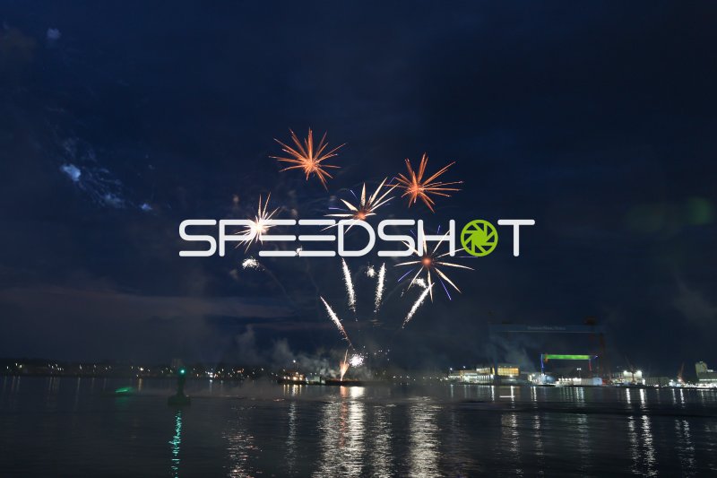 Feuerwerk über dem Kieler Hafen bei Nacht