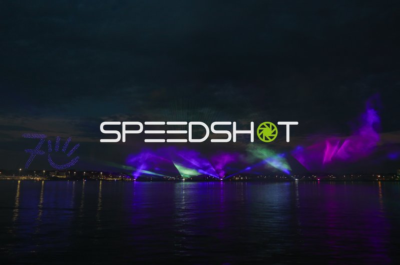 Drohnenshow und Lasershow über der Kieler Förde bei Nacht