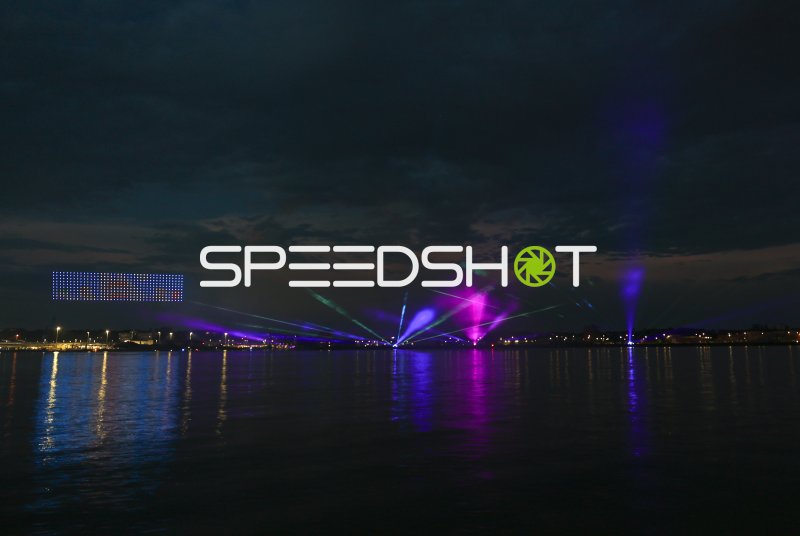 Lasershow über der Kieler Förde bei Nacht