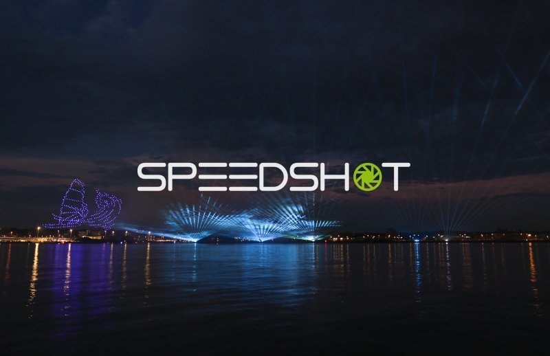 Drohnenshow und Lasershow über der Kieler Förde bei Nacht