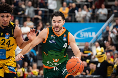 Brandon Tischler (24; MHP Riesen Ludwigsburg) und Clayton Thomas Guillozet (4; Gladiators Trier) in Aktion