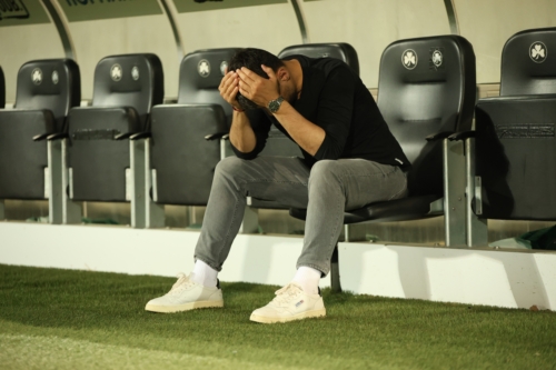Enttäuschte Person auf der Bank nach dem Spiel