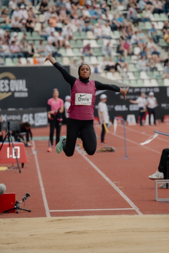 Esraa Owis (EGY) beim Weitsprung in der Flugphase