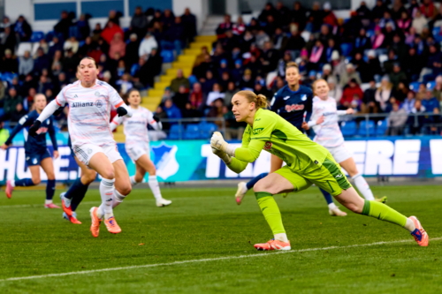 Torwart fängt Ball ab