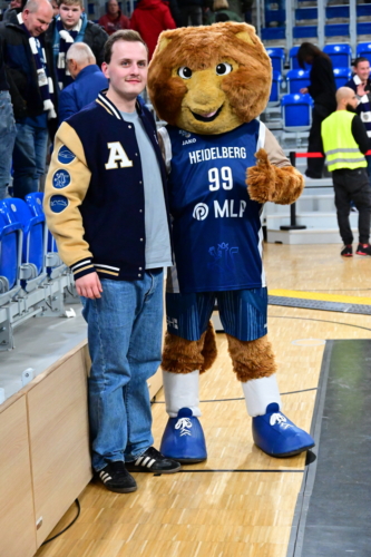 Maskottchen Accy (99; MLP Academics Heidelberg) posiert mit Fan