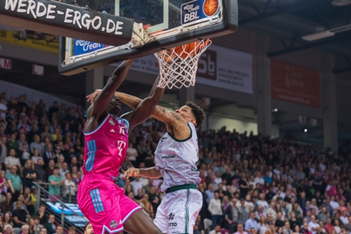 Kur Jongkuch (15: Telekom Baskets Bonn) mit einem Dunk über seinem Verteidige