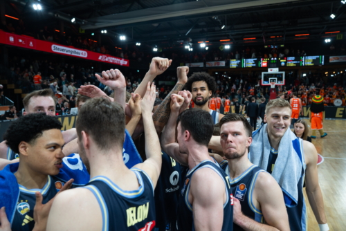 Spielaktion mit Norris Agbakoko (17; Alba Berlin) und Teamkollegen