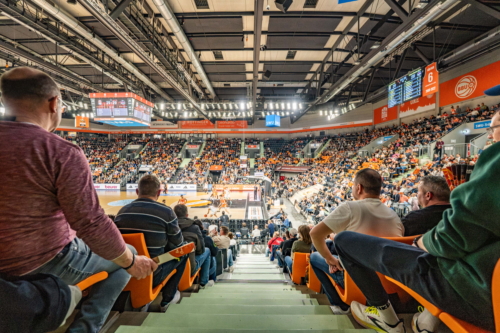 Basketball, Saison 25/26, 1. Bundesliga, 25. Spieltag, ratiopharm Arena Neu-Ulm, Ulm (orange), Bonn (weiß), Zuschauer, Copyright: xRalfxJustx