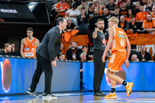 Coach Ty Harrelson (999; Ratiopharm Ulm) spricht mit Diego Garavaglia (23; Ratiopharm Ulm) und Thomas Klepeisz (22; Ratiopharm Ulm)
