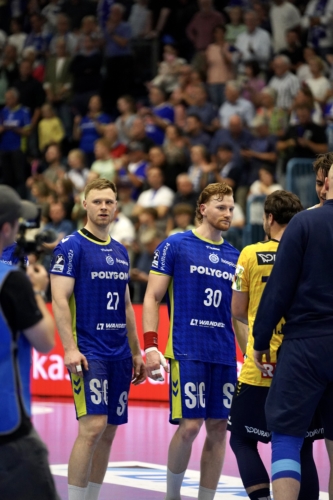 Kristjan Horžen (#27) und Tom Kiesler (#30; VfL Gummersbach) auf dem Spielfeld