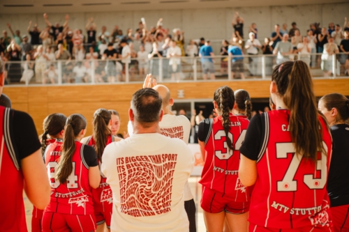 MTV Stuttgart Basketballteam bei Spieleraufstellung in Stuttgart