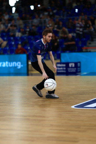 Spieler von MLP Academics Heidelberg beim Dribbling