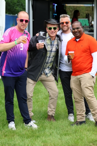 Vier Festivalbesucher feiern beim Malle-Schlager-Festival in Rietberg