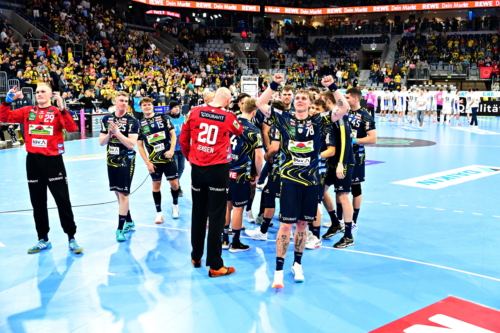 Jubel mit David Späth (29; Rhein Neckar Löwen) und Teamkollegen