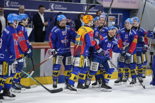 Max Lindroth (55; EHC Kloten) und Nicholas Steiner (95; EHC Kloten) feiern