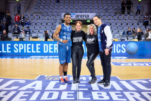 DJ Horne (0; MLP Academics Heidelberg) posiert auf dem Spielfeld