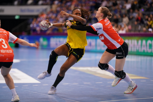 Szene mit Laura Rüffieux (3; HSG Blomberg-Lippe) und Melinda Szikora (7; Borussia Dortmund)