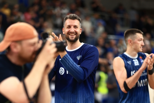 Klatschen von Paul Zipser (9; MLP Academics Heidelberg) und Ryan Mikesell (33; MLP Academics Heidelberg)