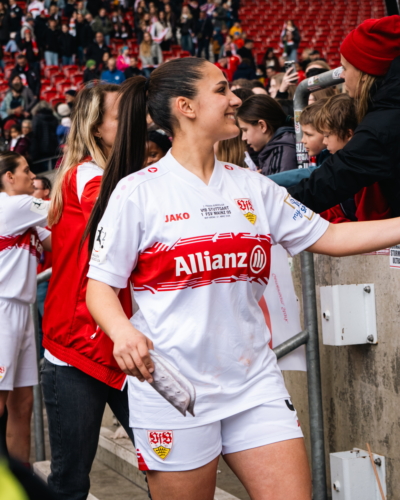 Spielerinnen interagieren mit Fans