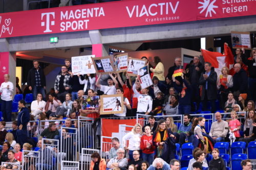 Fans im SNP-Dome zeigen Unterstützung