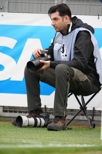 Fotograf am Spielfeldrand