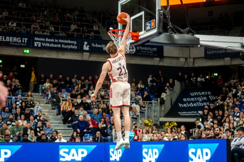 Spielaktion mit Justus Hollatz (21; FC Bayern Basketball)