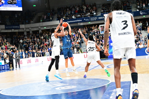 Erol Ersek (11; MLP Academics Heidelberg) mit Wurf gegen Josh Hawley (3; Basketball Löwen Braunschweig) und Grant Sherfield (25; Basketball Löwen Braunschweig)