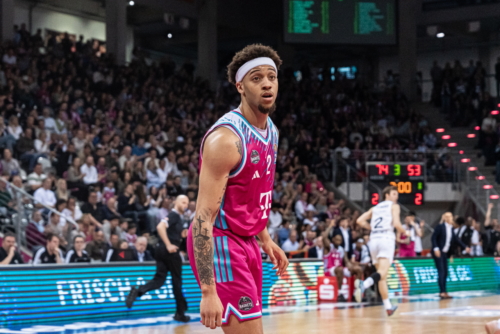 Spielszene mit Alijah Comithier (2; Telekom Baskets Bonn) und Benjamin Schröder (2; Basketball Löwen Braunschweig)