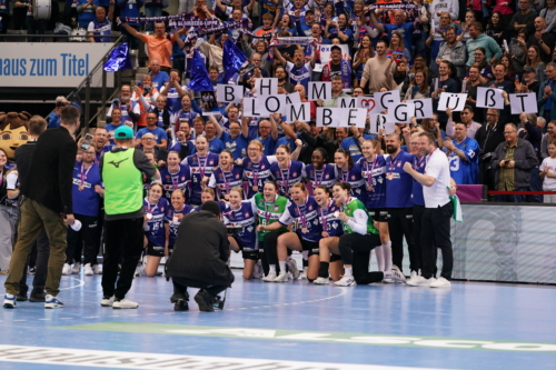 Szene mit Nieke Kühne (9; HSG Blomberg-Lippe) und Team