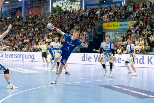 Szene mit Ellidi Vidarsson (4; VfL Gummersbach) und Philipp Meyer (27; ThSV Eisenach)