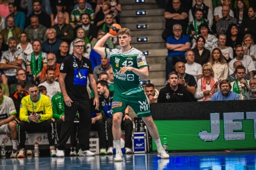 Szene mit Martin Hanne (42; Frisch Auf Göppingen) und Rúnar Sigtryggsson (0; HSG Wetzlar)